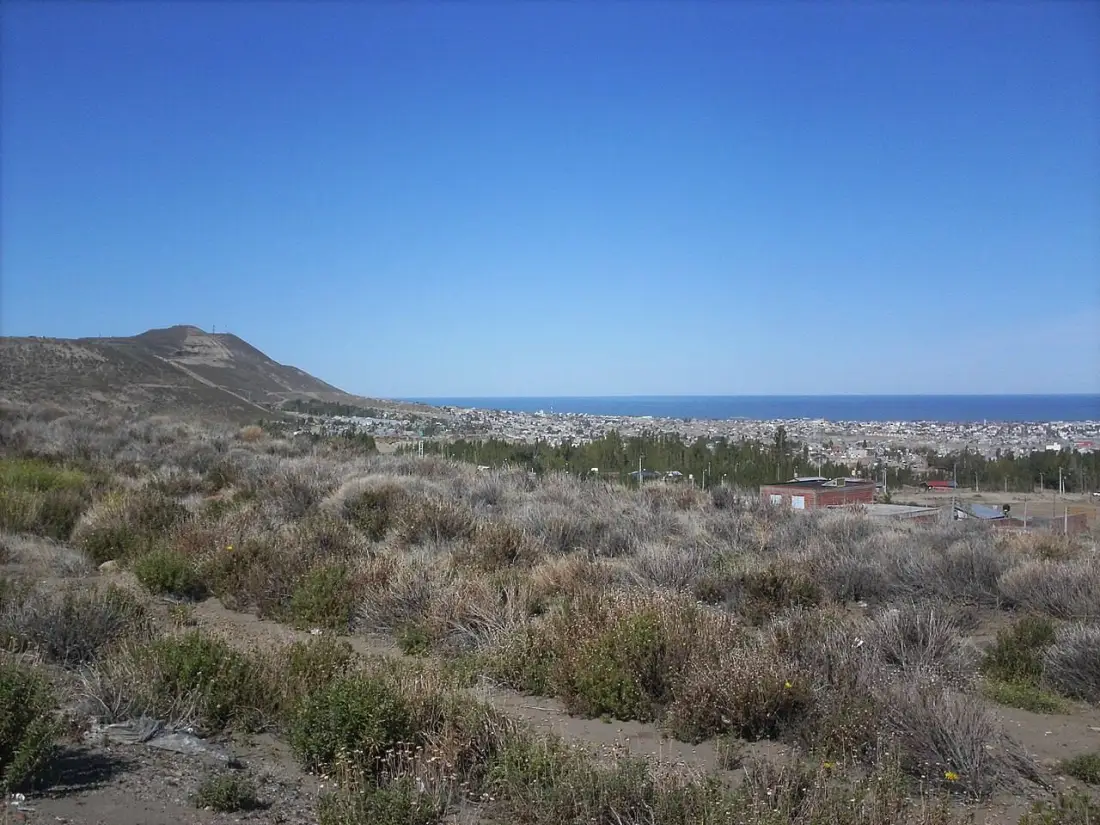 El Cerro Chenque visto desde la ciudad, con Comodoro Rivadavia y el mar detrás